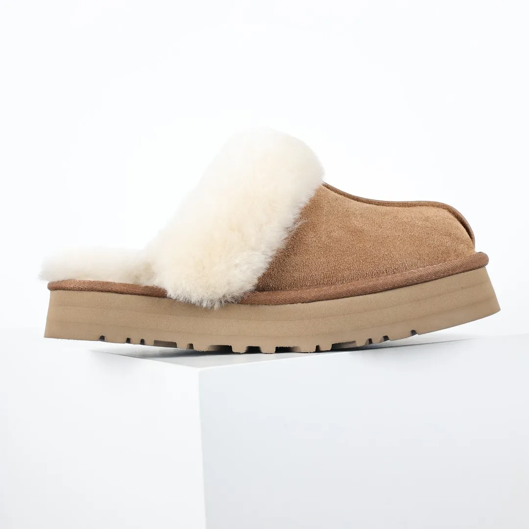 Pick up locally 💰520, the core recommendation is good price UGG Coquette three-layer thickened lazy slippers, popular Xiaohongshu style, Henan Longfeng leather production, sheepskin and wool integration, top quality in the market, 2-3 cm cashmere insole, keeping warm in winter, suitable for home use. In the new year, uug launched a style series, which is partially geared towards the preferences of young consumers, and has also been at the forefront of fashion trends. Shoe body material, water-repellent coated suede upper 17mm UGGPURE™ implanted wool insole Lightweight non-slip comfortable rubber outsole With brand LOGO Trademark Comes with full packaging Size: 35 36 37 38 39 40